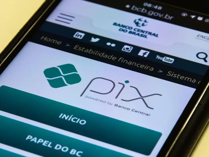 Foto de smartphone que exibe a apresentação do pix na página do Banco Central