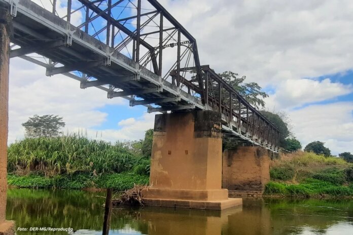 Trecho da MG-220 entre Corinto e Santo Hipólito é parcialmente interditado; trânsito proibido para veículos pesados