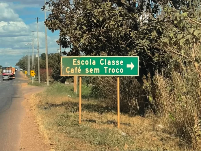 Profissionais afirmam que denúncias apresentadas à Secretaria de Educação deram origem a um processo administrativo, mas dizem viver um cenário de incerteza.