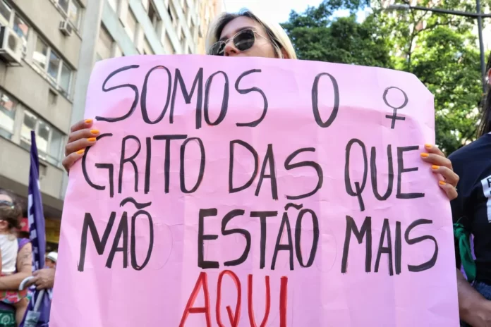 A mobilização ocorre após o feminicídio da professora e assessora pedagógica Priscila Rosa da Silva
