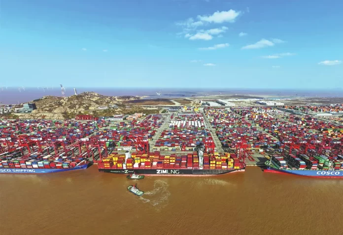 Porto de Xangai, na China, o maior do mundo em movimentação de contêineres, com cerca de 55 milhões de TEUs em 2025.