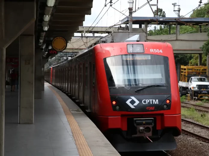 Linha 8 da Companhia Paulista de Trens Metropolitanos - CPTM, operada pela ViaMobilidade, na estação Domingos de Moraes.