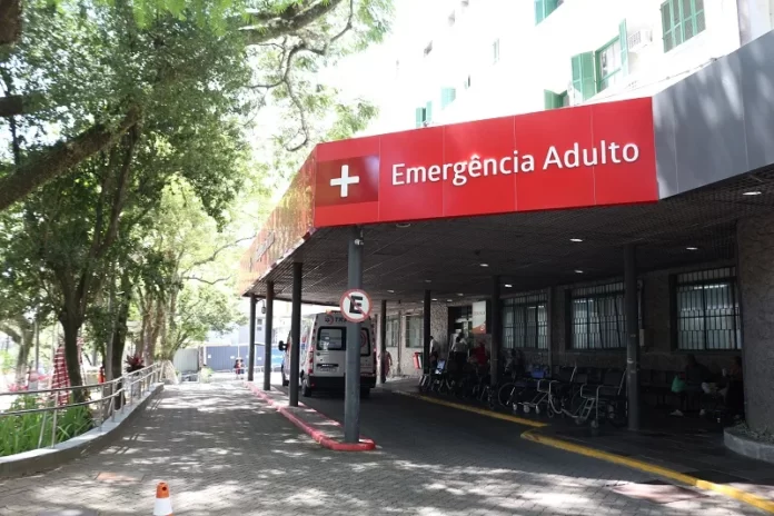 Fachada do Hospital Nossa Senhora da Conceição, em Porto Alegre, referência no atendimento a pessoas vivendo com HIV desde a década de 1980