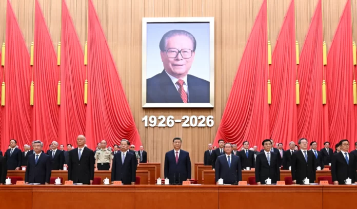 Lideranças do Partido Comunista da China e do Estado, Xi Jinping, Li Qiang, Zhao Leji, Wang Huning, Cai Qi, Ding Xuexiang, Li Xi e Han Zheng, durante cerimônia do centenário do líder Jiang Zemin no Grande Salão do Povo, em Pequim, capital da China, em 17 de agosto de 2026.