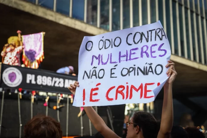 Em São Paulo, o ato pela criminalização da misoginia aconteceu na Av. Paulista, em frente ao MASP.
