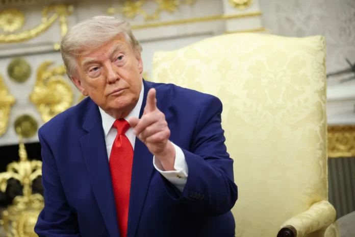 O presidente dos EUA, Donald Trump, responde a perguntas da imprensa durante uma reunião bilateral com o presidente do Líbano, Joseph Aoun, no Salão Oval da Casa Branca, em 21 de julho de 2026, em Washington, D.C. Aoun visita a Casa Branca no último dia de uma viagem de quatro dias a Washington para discutir o conflito entre Israel e o Hezbollah, enquanto as forças armadas israelenses iniciam sua primeira retirada limitada do Líbano, após o acordo mediado pelos EUA no mês passado.