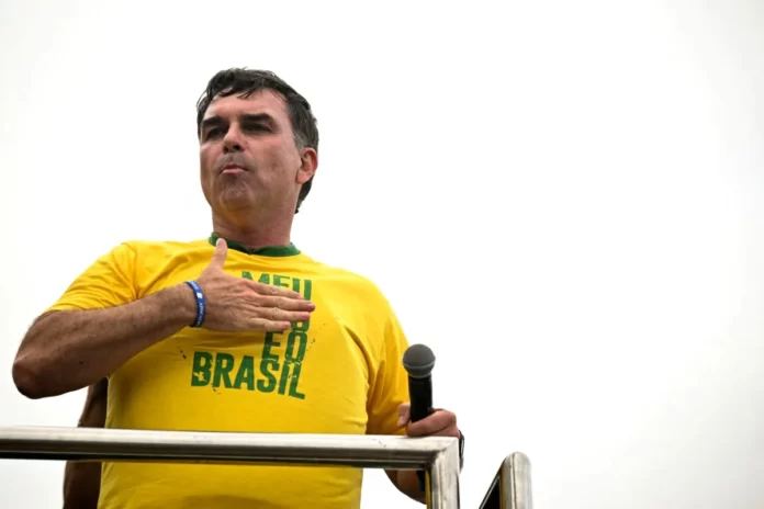 Defesa de Flávio Bolsonaro pediu 4 vezes para STF tirar investigação sobre ‘Dark Horse’ de Dino