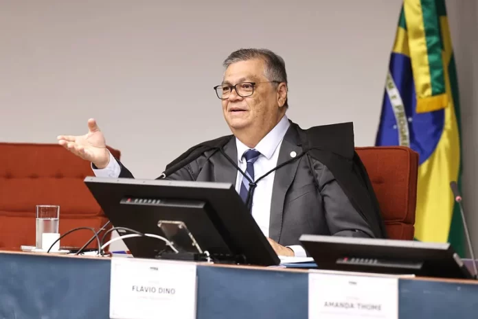 Dino envia ao plenário do STF decisão que derrubou censura de Mendonça a Nossa Senhora; Flávio recorre a Fux