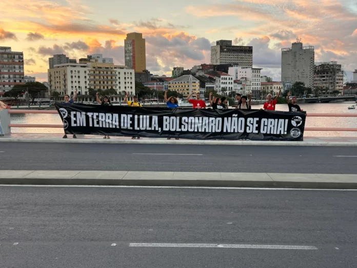 Estudantes protestam em ato de campanha de Flávio Bolsonaro no Recife e lançam manifesto contra extrema direita