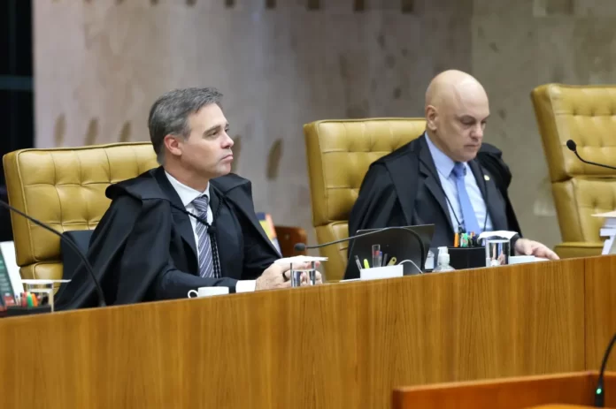 Fachin afasta Mendonça e assume processo sobre Moraes e Vorcaro