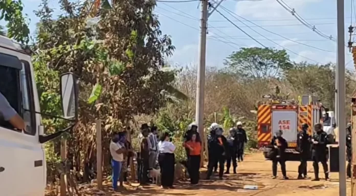 Moradores e agentes públicos durante ação de desocupação em Santa Luzia, na Cidade Estrutural