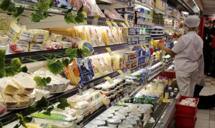 Variações na conta de luz, alimentos e transporte influenciam alteração no IPCA