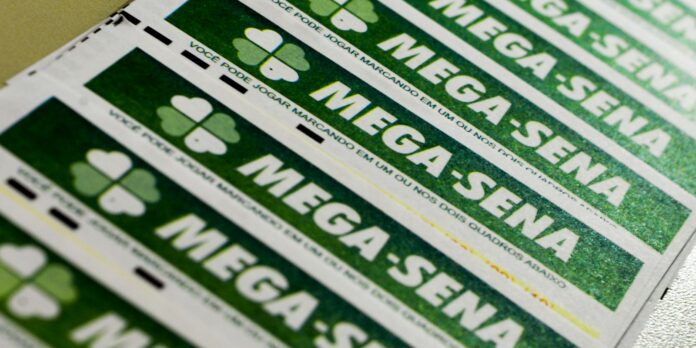 Mega-Sena acumula; confira os números sorteados