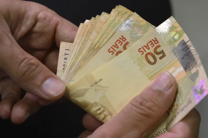 Redução da Selic para 13,75% é ‘performática’ e insuficiente, avalia economista da UFRJ