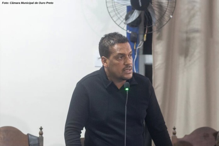 Wemerson Titão solicita esclarecimentos sobre transporte de alunos da APAE em Ouro Preto