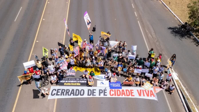 ‘Tem que taxar os bilionários’: Marcha pelo Clima leva debate sobre mudanças climáticas e eleições às ruas de Brasília