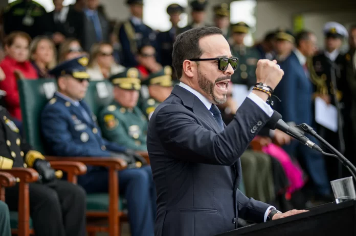 Aliado de Flávio Bolsonaro, presidente da Colômbia faz decreto que criminaliza protestos no país