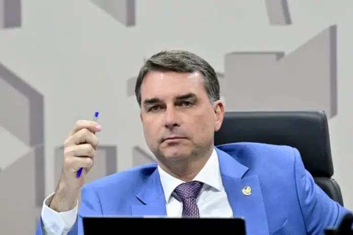 Às vésperas da eleição, Flávio Bolsonaro muda o discurso sobre fim da escala 6×1