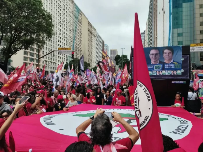Caminhada com Lula reúne milhares no Rio por derrota do bolsonarismo nas urnas