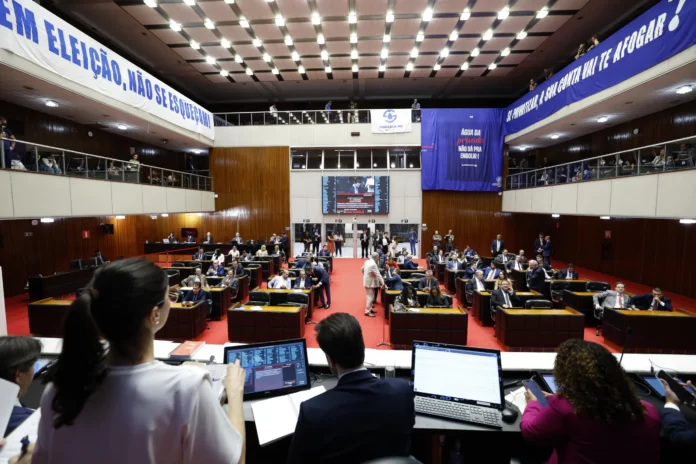 Centrão perde espaço e extrema direita cresce: especialistas analisam composição da ALMG