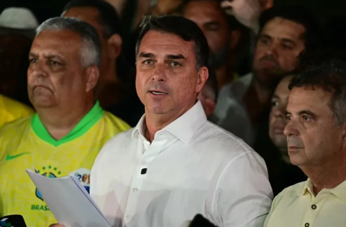 Departamento de Estado dos EUA confirma visto para Flávio Bolsonaro e sua família após fuga do Brasil