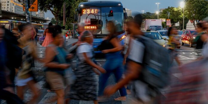 Estudo revela como medo da violência limita rotina de mulheres no RJ