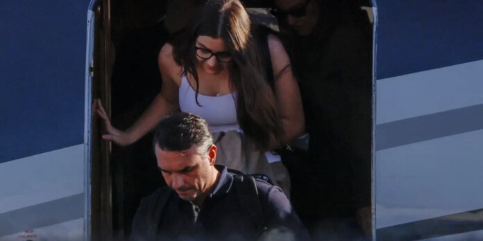 Flávio Bolsonaro desembarca nos EUA com a família após fugir do Brasil