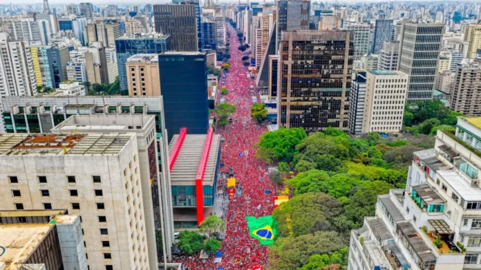 Lula reúne multidão na Avenida Paulista e convoca idosos: ‘Vote pelo filho, pelo neto, pelo bisneto e pela pátria’