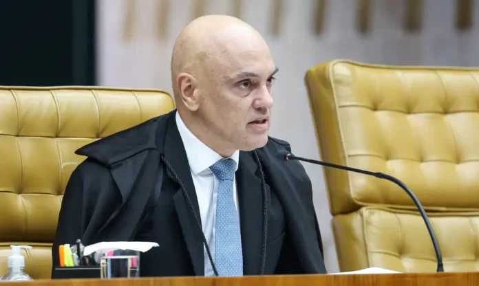Moraes autoriza Flávio Bolsonaro a visitar o pai, preso em casa