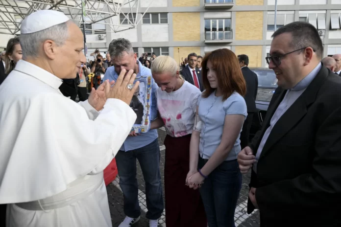 Papa Leão 14 tem alta do hospital em Roma e volta ao Vaticano