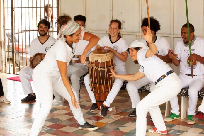 Rodas de capoeira, espetáculos teatrais e exposições: cultura ocupa territórios do DF