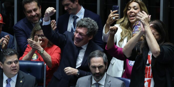 Senado aprova fim da escala 6x1 e PEC vai a promulgação