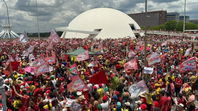 ‘Ato da virada’ leva 100 mil pessoas às ruas de Brasília em apoio a Lula e Leandro Grass