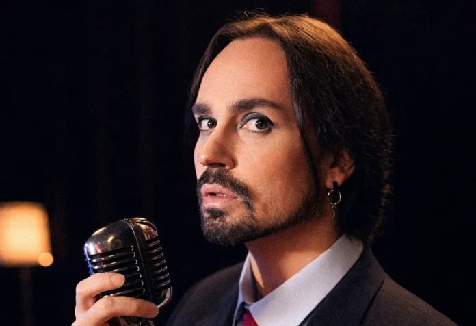 ‘Democracia no fio da navalha’, diz Johnny Hooker sobre eleições no Brasil
